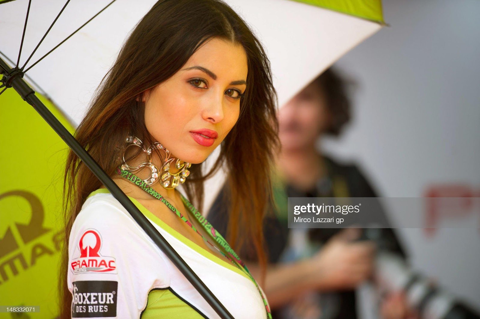 D:\Documenti\posts\posts\Women and motorsport\foto\Getty e altre\grid-girl-poses-on-pit-during-the-qualifying-practice-of-motogp-of-picture-id148332071.jpg