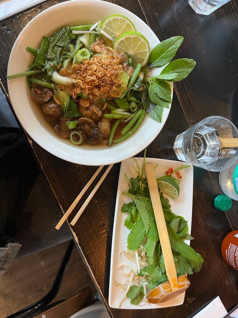 Green pho with vegeterian broth (onions not glutenfree)