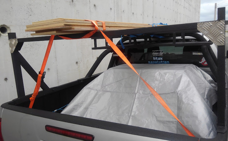 ハイラックスの幌シート・荷台シートカバー・働く車・仕事車・ワーキングトラックに関するカスタム事例の投稿画像1枚目
