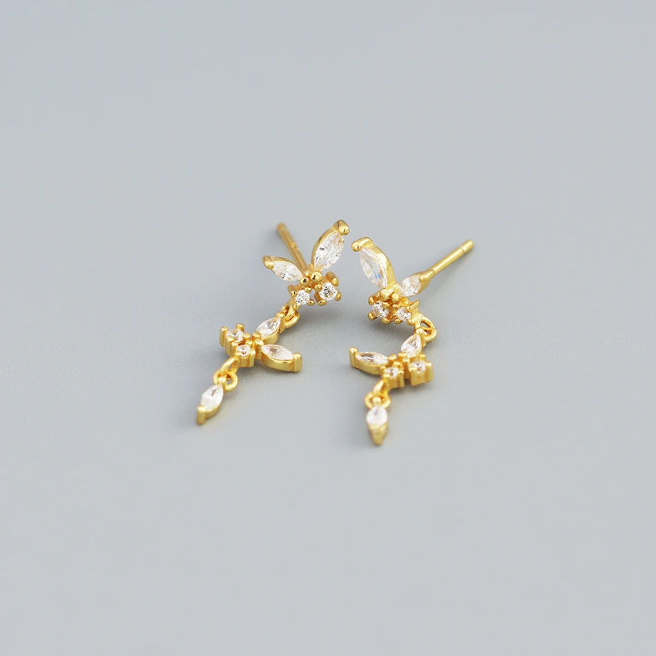 Boucles d'oreilles femme en argent sterling avec papillon diamant et pompon, un bijou de mode élégant et tendance.