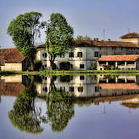 Cascina allo specchio. di 