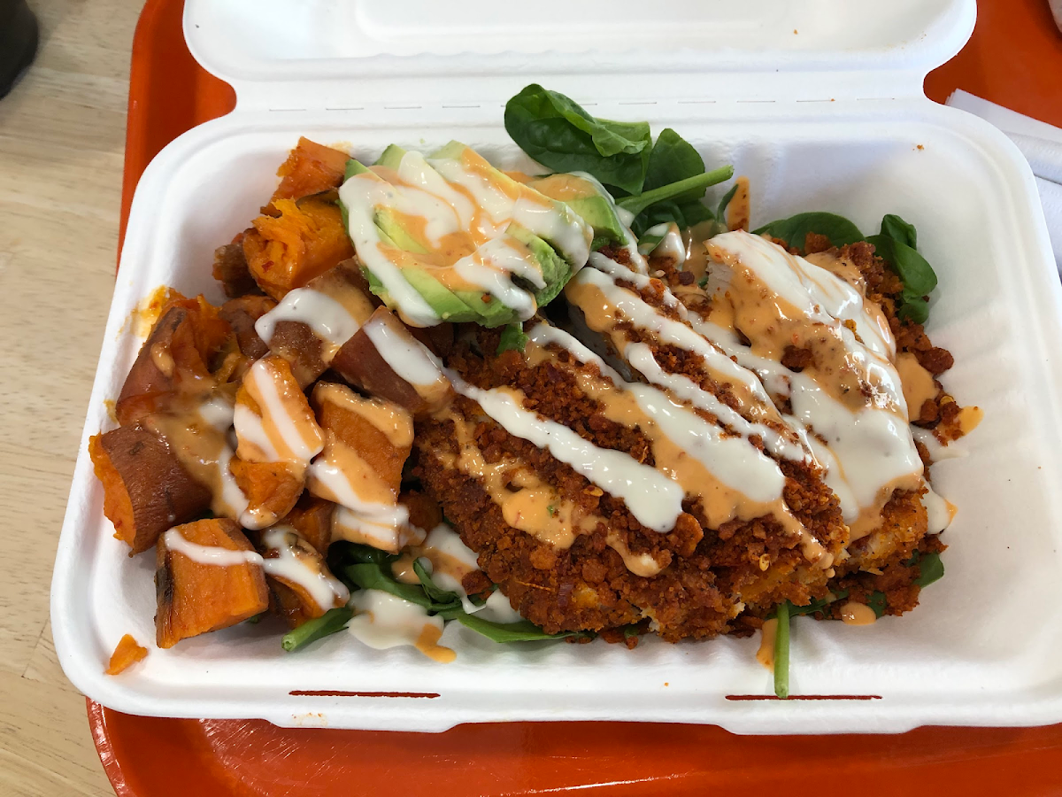 Spicy fried chicken plate with sweet potatoes and acocado on spinach 🤤