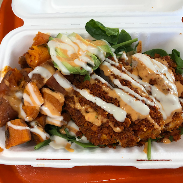 Spicy fried chicken plate with sweet potatoes and acocado on spinach 🤤