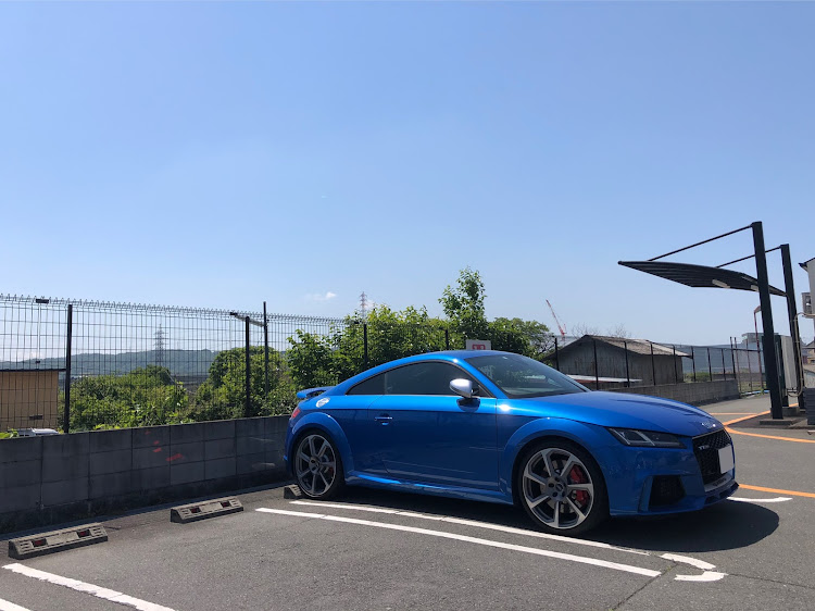 TT RS クーペのaudi・アウディ・TTRS・マコウブルー・GWに関するカスタム事例の投稿画像2枚目