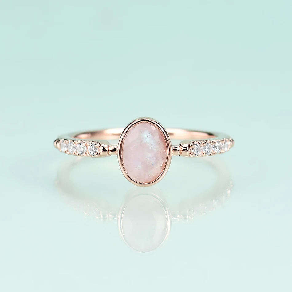 Bague en or rose avec corindon rose et pierre précieuse incrustée en argent sterling S925, un bijou féminin et raffiné.