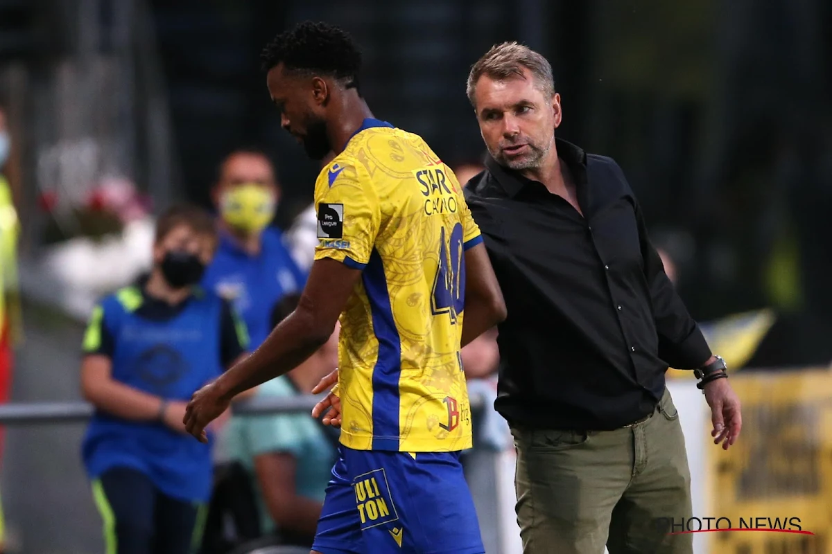 STVV-coach Hollerbach moest al na halfuur ingrijpen: "Het is mijn schuld, niet de zijne"