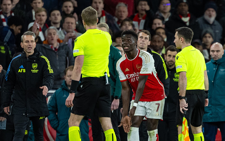 Arsenal's Bukayo Saka (front, R) confronts referee Glenn Nyberg