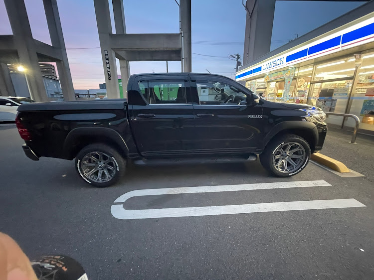 ハイラックスのホイール交換・fuelホイール・MONSTA  TERRAIN GRIPPERに関するカスタム事例の投稿画像2枚目
