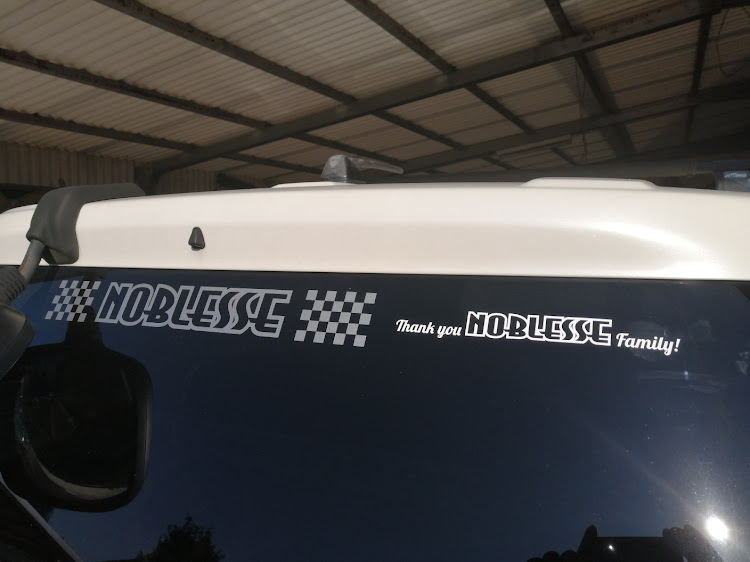 CR-Vのステッカー・ドレスアップ・NOBLESSE (ノブレッセ)に関するカスタム事例の投稿画像1枚目