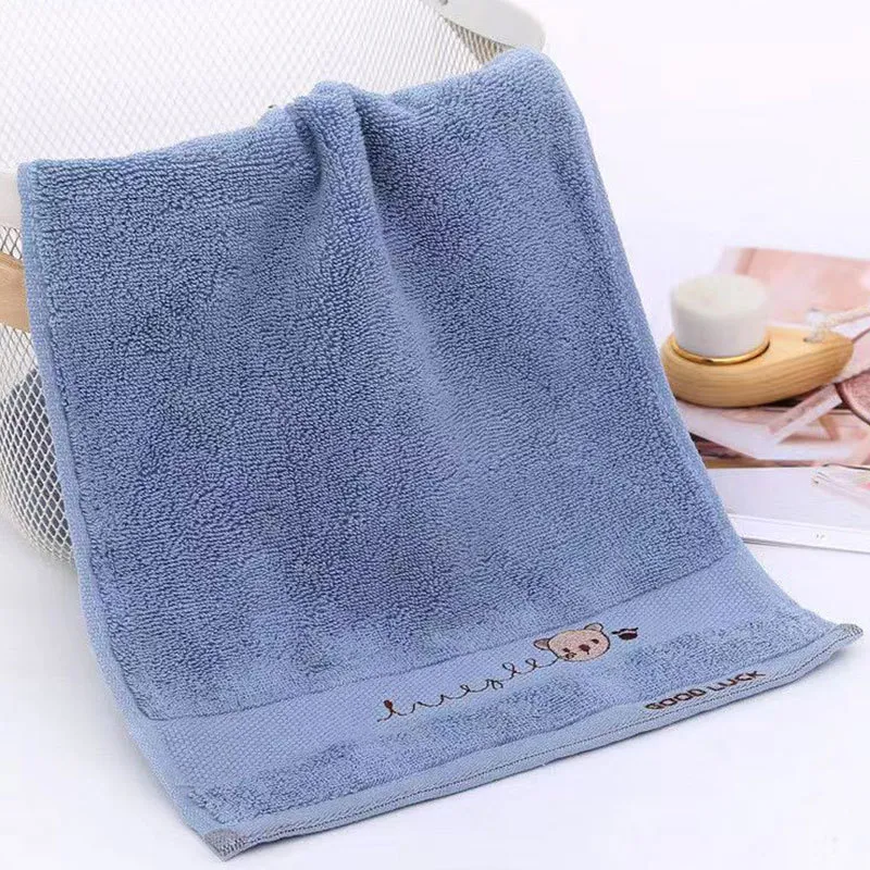 Serviette de maternelle 100% coton avec broderie tête d'ours de dessin animé, douce et absorbante, idéale pour les enfants.