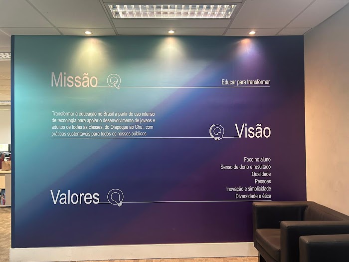 Painel no escritório da YDUQS com missão, visão e valores da empresa.