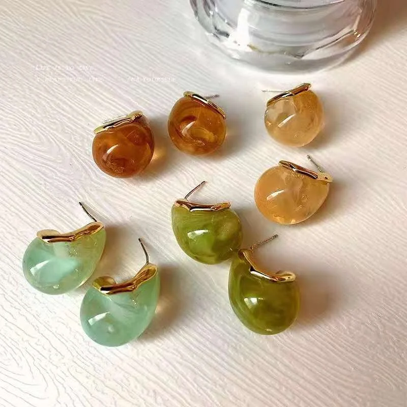 Boucles d'oreilles goutte géométriques en résine acrylique et métal, un accessoire tendance pour rehausser votre style quotidien avec élégance.