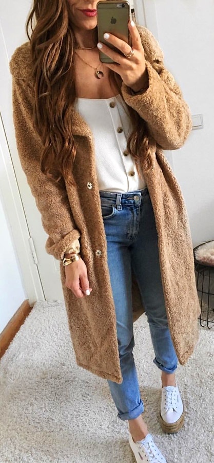 Long brown fur coat, jeans and sneakers fall outfit ideas