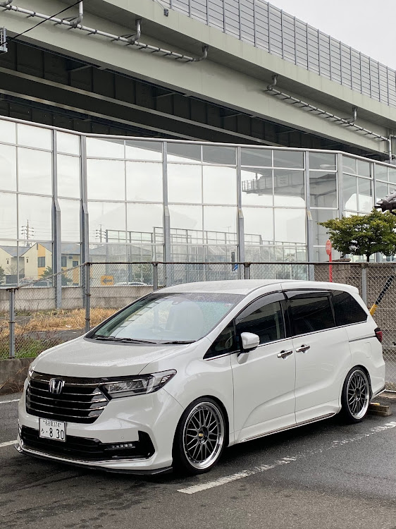 オデッセイのホイールをやってまった😭・出てくる車と前輪の段差に気を取られ😓・わざわざ黄色に塗ってあるのに後輪に気づかず・やけ食いで大盛り・帰りはケーキ屋🍰に寄ってまたやけ食い💦に関するカスタム事例の投稿画像10枚目