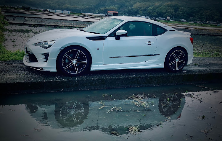86のリフレクション・高知・スポーツカー好きな人と繋がりたい・86BRZオーナーさんと繋がりたい・雨の日のカメ活に関するカスタム事例の投稿画像1枚目