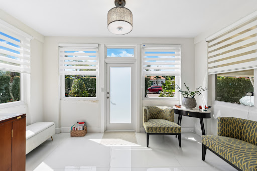 Luxury house for sale in Coral Gables (United States) - Bright living room with armchairs and table