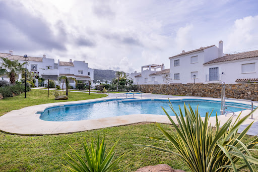 House with pool and garden 2