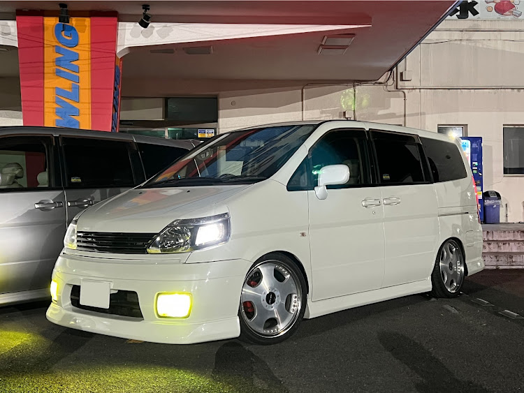 セレナの車高調整・ガラスコート・雨の日禁止仕様・撮影会・ディッシュホイールに関するカスタム事例の投稿画像6枚目