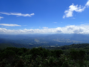 左に歩いてきた稜線（中央奥に木曽御嶽山）