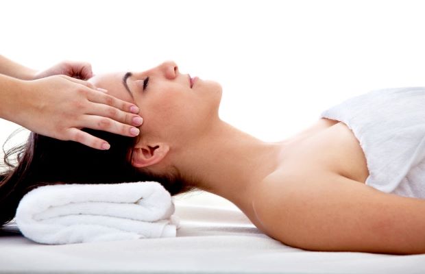 Khách hàng thư giãn tại Massage Hóc Môn