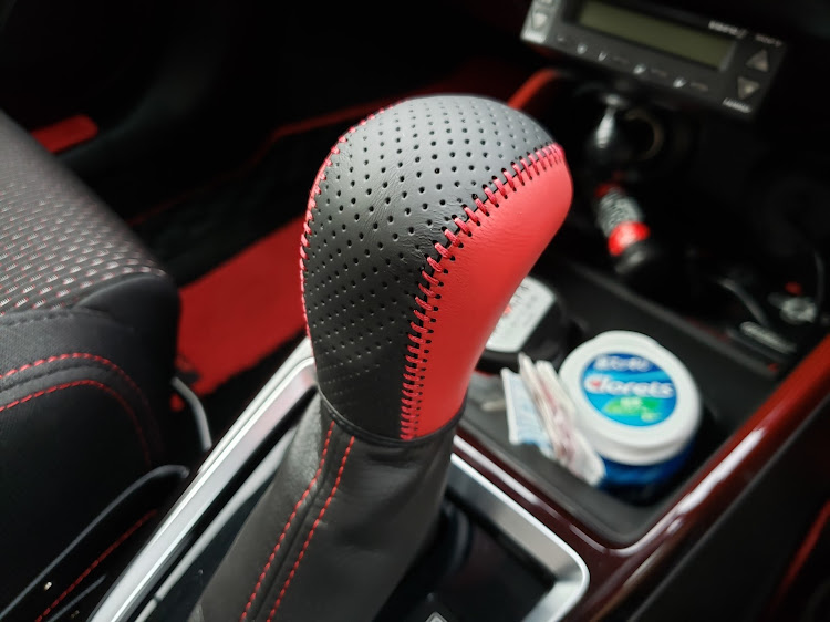 スイフトスポーツのシフトノブカバー装着・MMOMENTスポルティボに関するカスタム事例の投稿画像1枚目