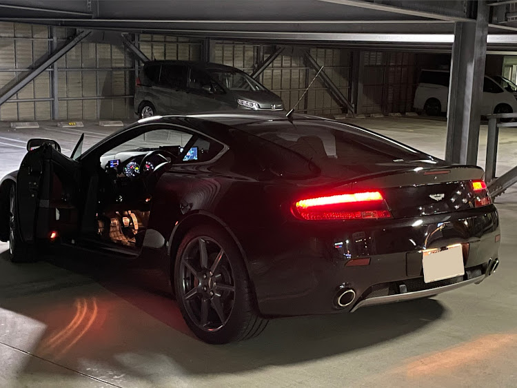 ヴァンテージ クーペの夜の駐車場・アストンマーチン　V8ヴァンテージ・ずっとマニュアル車に乗りたいね〜😆・新iPhoneを使いこなせていない人です。に関するカスタム事例の投稿画像3枚目