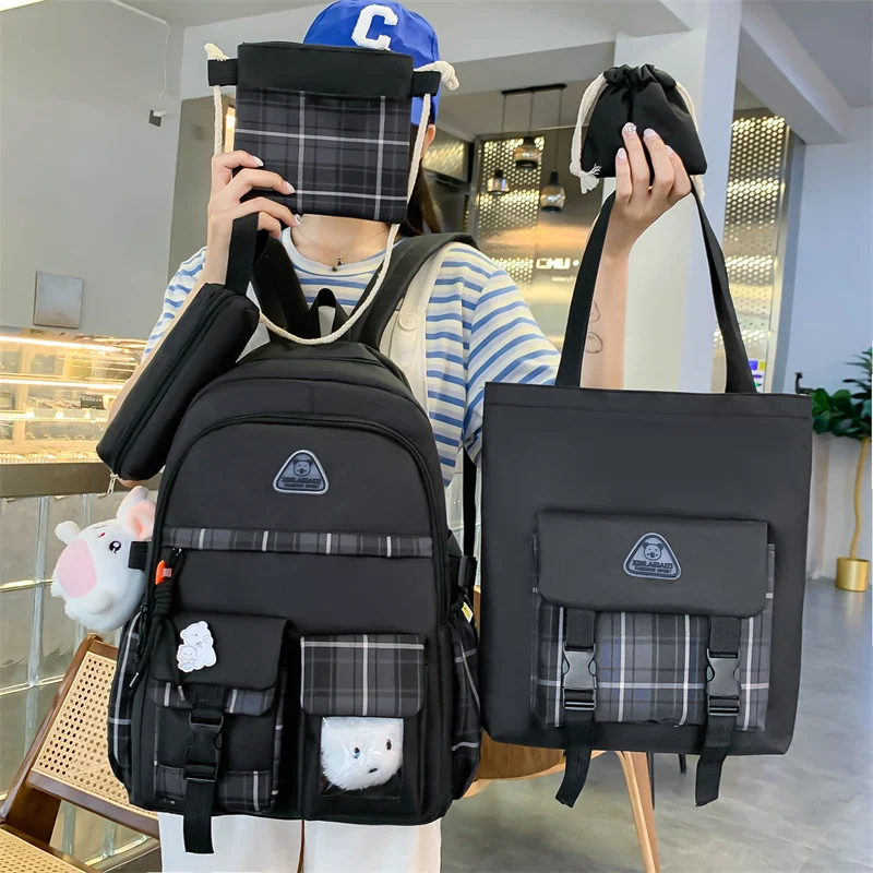Mochila Fofa Estilo Preppy Conjunto de Cinco Peças Ideal para Escola e Passeios Oferece Organização e Conforto Inclui Bolsas Adicionais para Acessórios e Estilo