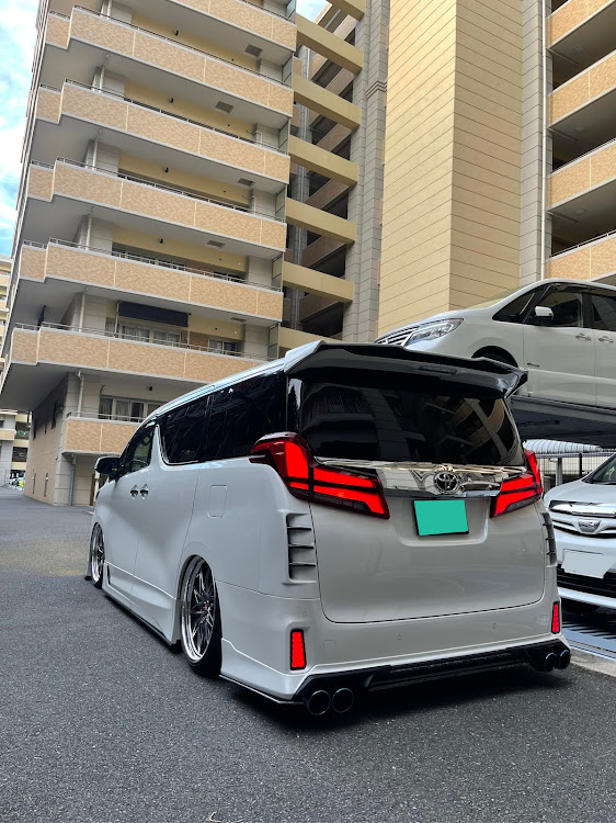 アルファードのアルファード30後期・Kuhl Racing・エムコンフィデンス・ボンネットフードに関するカスタム事例の投稿画像3枚目