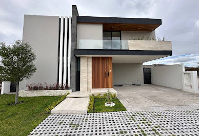 Maison avec jardin et terrasse 1