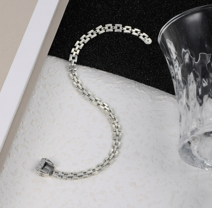 Pulseira Feminina S925 Prata Esterlina, Design Luxo Leve, Fivela Tipo Cinto de Pulseira de Relógio, sofisticação e charme.