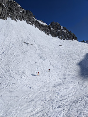 Skiing down through Giesnar kar