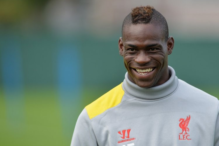 Hilarisch: Balotelli amuseert zich met helium