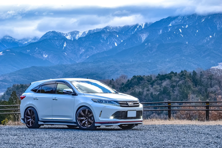 ハリアーのアーティシャンスピリッツ・R35ホイール・fclカラーチェンジLEDフォグバルブ・DIY・ラッピングに関するカスタム事例の投稿画像2枚目