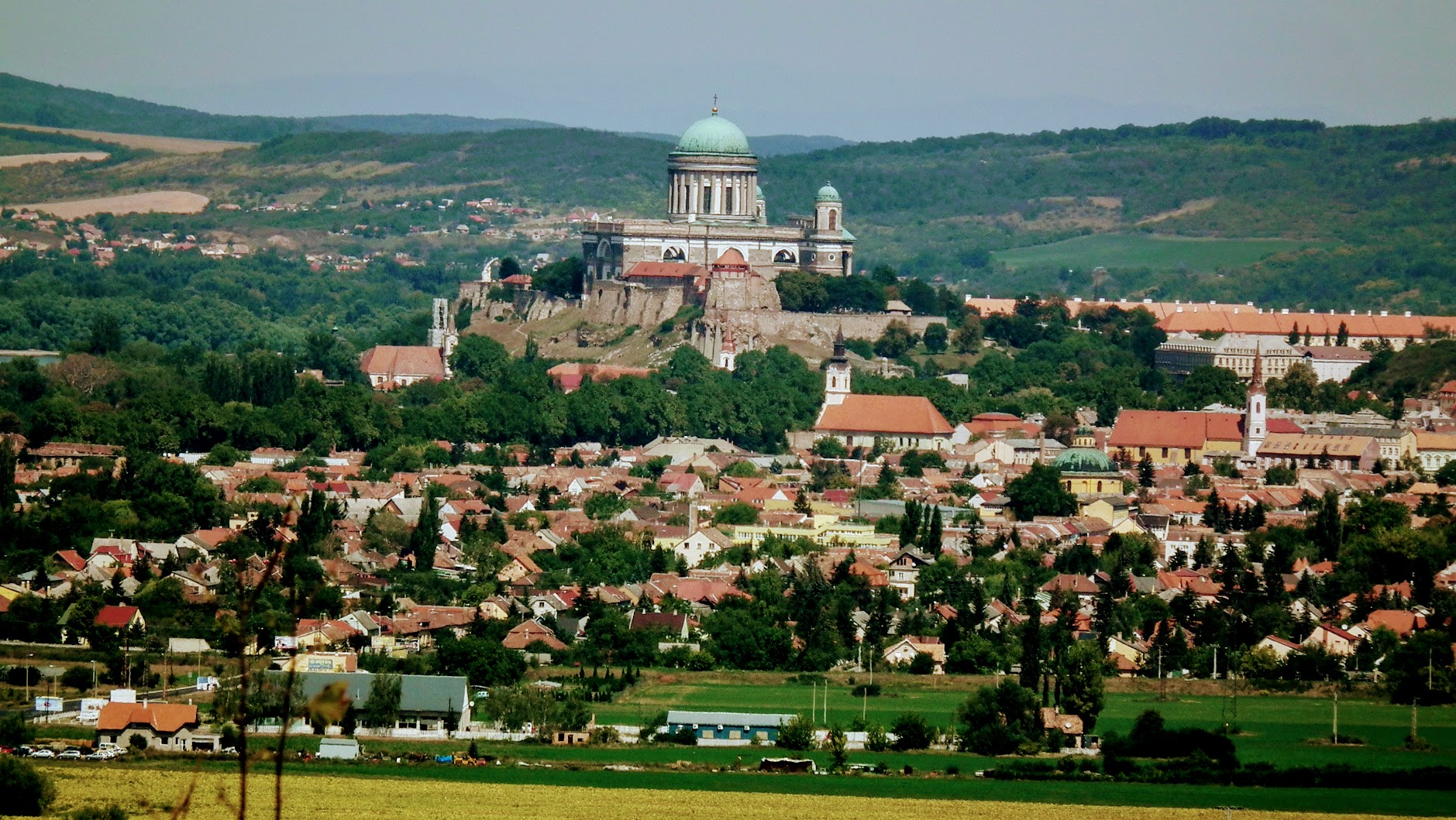 Esztergom - Nagyboldogasszony és Szent Adalbert főszékesegyház (a bazilika kívülről, távolból)