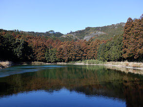 貯水池から尾根を望む