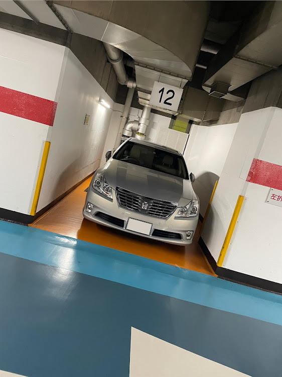 クラウンロイヤルの覆面パトカー・クラウン200系・ロイヤルサルーンg・梅田・地下駐車場に関するカスタム事例の投稿画像1枚目