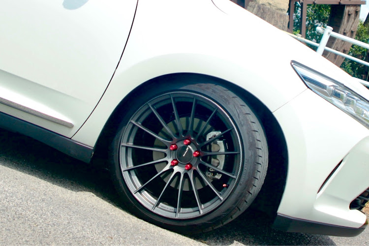ハリアーの車高調整・ホイール交換？w・RS05RRに関するカスタム事例の投稿画像3枚目