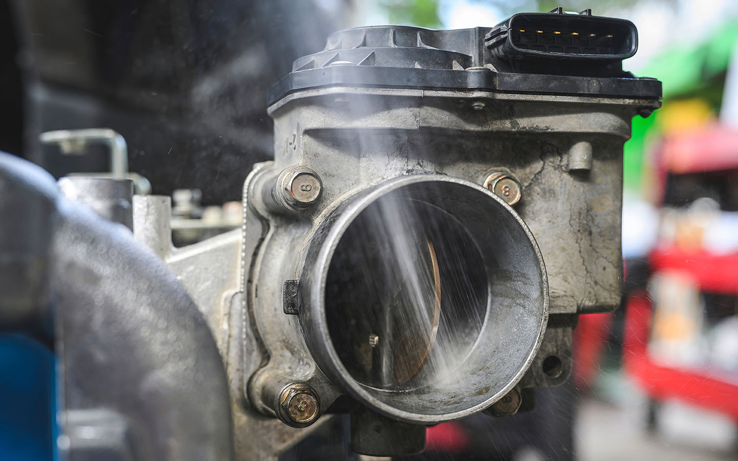 A Guide to Cleaning a Throttle Body -  Motors Blog