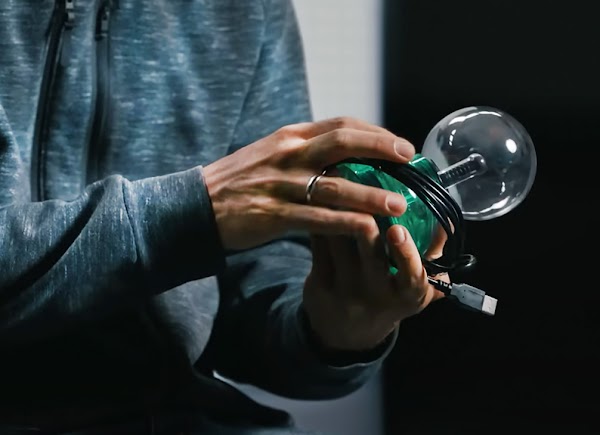 Un homme tient dans ses mains la fameuse boule de plasma que la Red Team a utilisée pour s'introduire dans le système via l'interface USB.