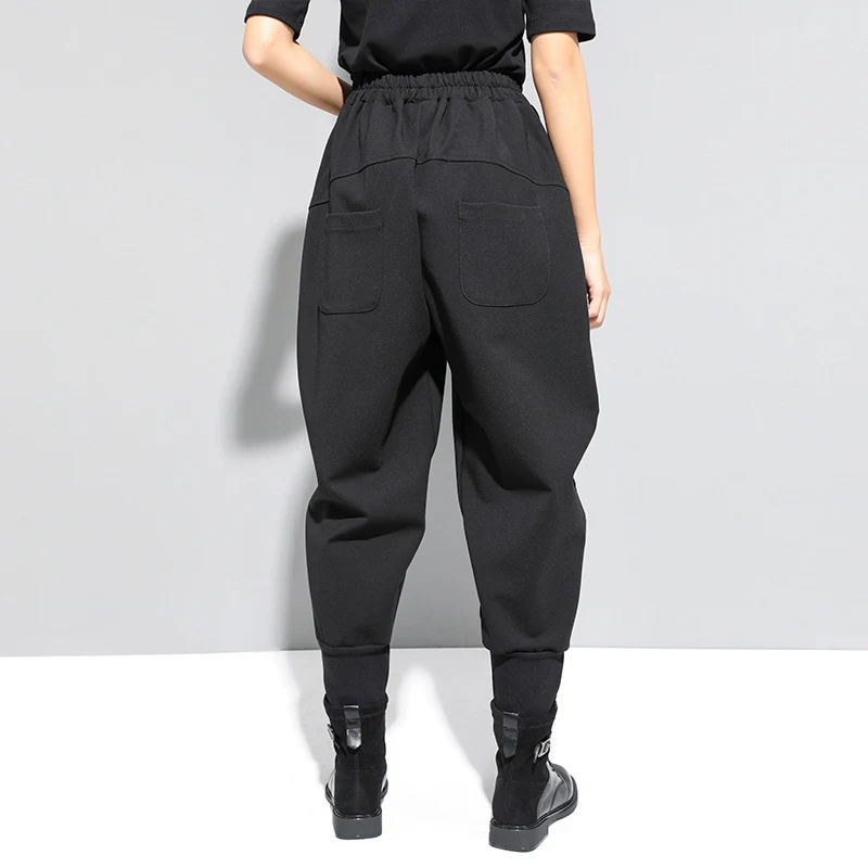 Monos casuales de mujer con cremallera, costuras y talle alto. Diseño cónico que estiliza la figura. Ideal para un look cómodo y moderno.