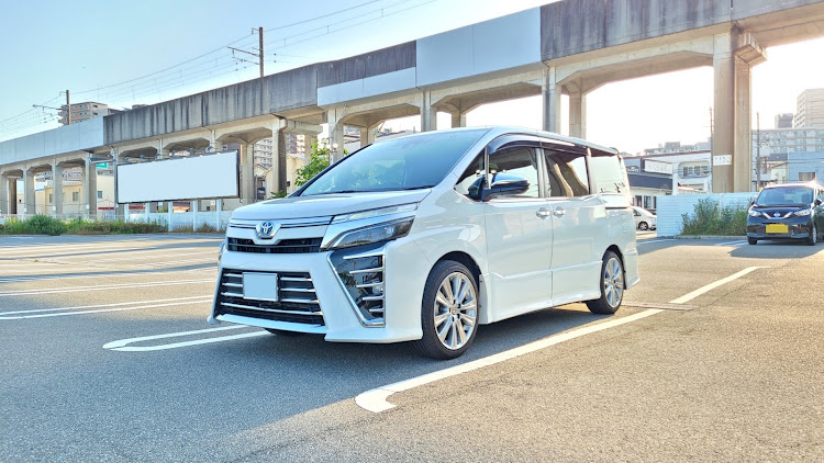 ヴォクシーの洗車・スーパーはくと・アングル模索中・純正流用ホイール・純正車高に関するカスタム事例の投稿画像2枚目