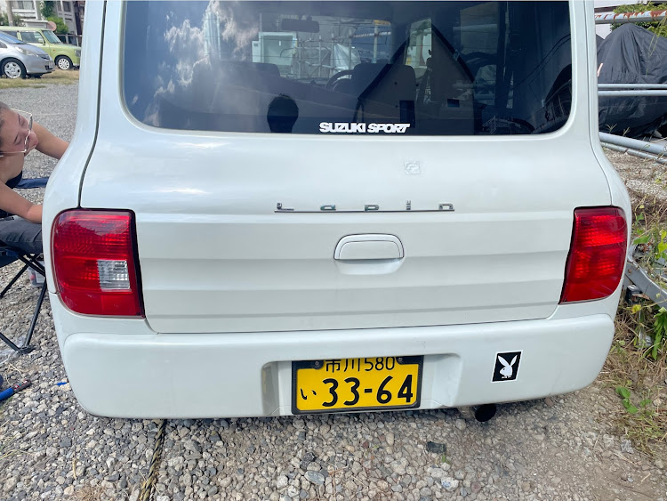アルトラパンの痛車施工中・リアスポイラー取り付け・フルバケ取付・レッドテール化に関するカスタム事例の投稿画像2枚目