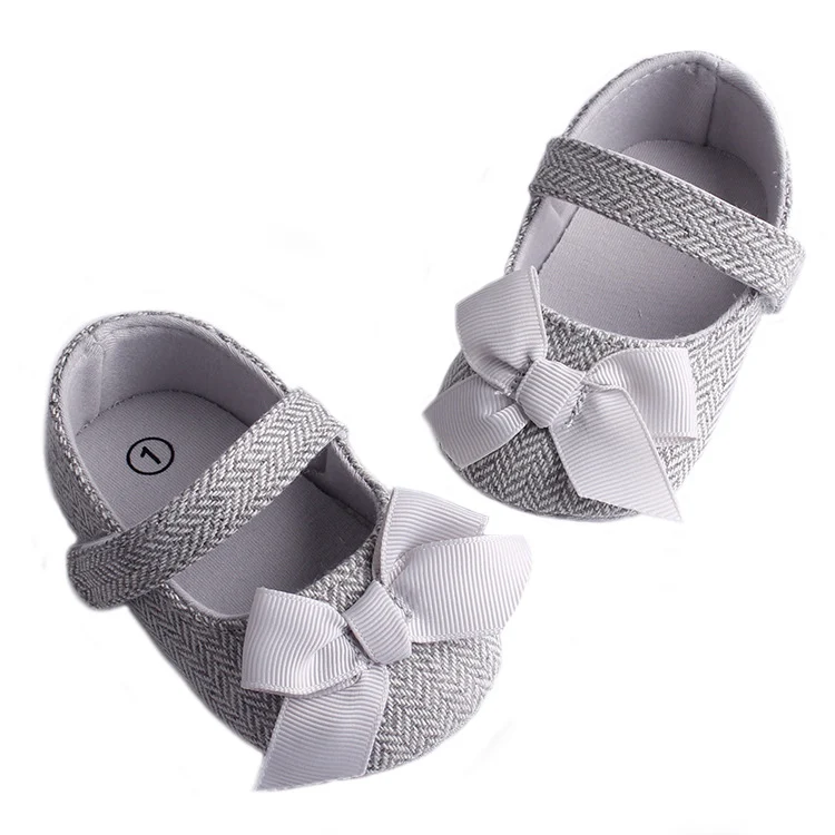 Title 9, Sapatos de bebê e criança pequena com espinha d...