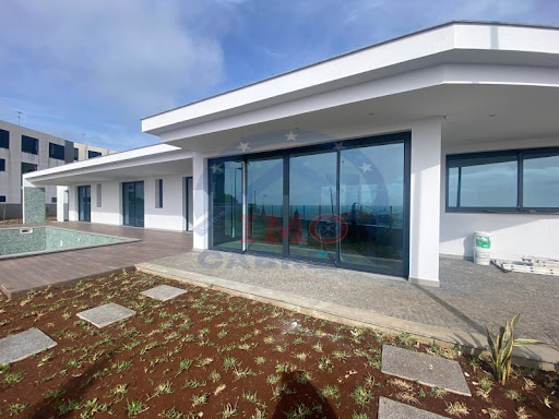 Maison contemporaine avec piscine et jardin 3