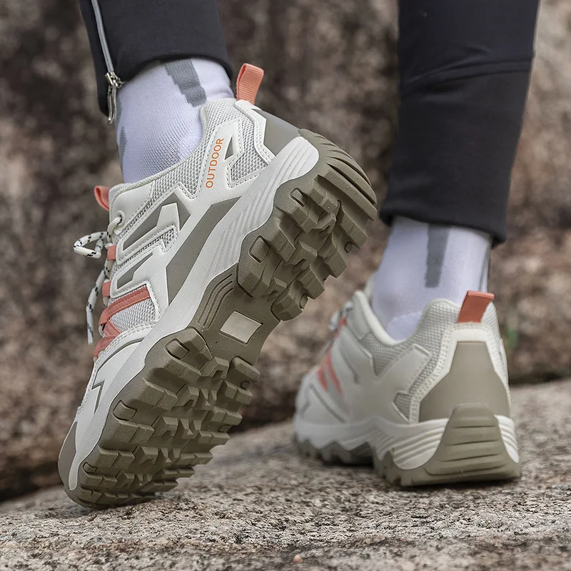 Outdoor sports hiking schoenen met anti-slip en slijtvaste eigenschappen, ideaal voor wandeltochten en avontuurlijke activiteiten.