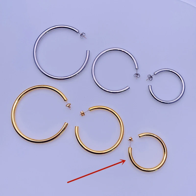 Boucles d'oreilles en métal pour femmes, design creux en laiton 18K. Sublimez votre style avec ces boucles d'oreilles élégantes et féminines.