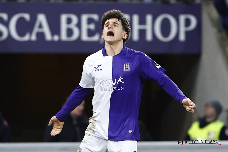 Met dank aan Leoni: Anderlecht pakt onverdiend de drie punten tegen Genk, dat heel boos zal zijn over VAR-fase