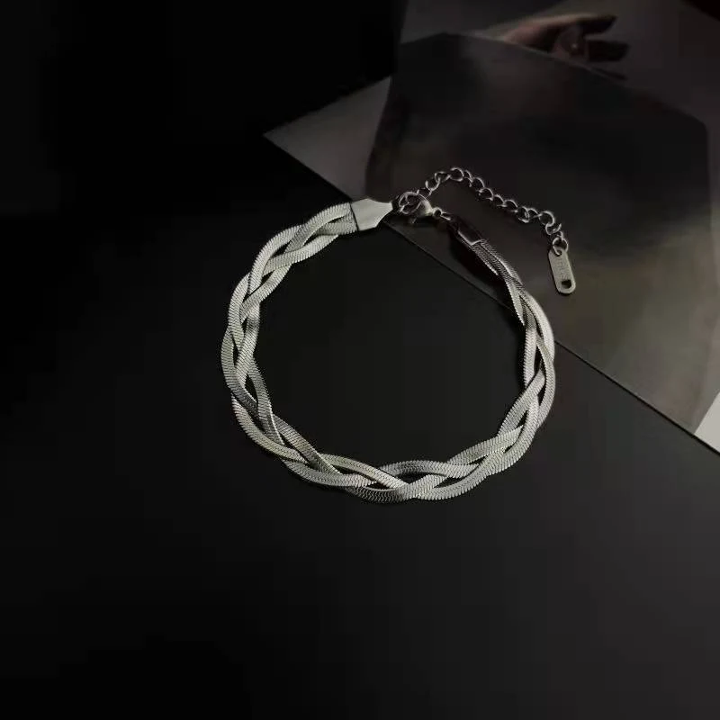 Bracelet serpentin rétro simple de haute qualité pour femme, idéal pour l'été. Un bijou élégant et intemporel, parfait pour toutes les occasions.