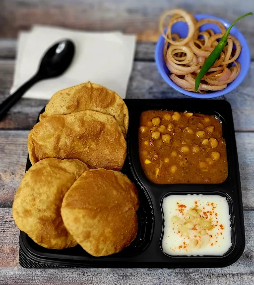 Poori (5pcs), Chole, Raita