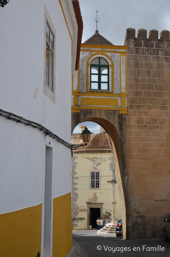 Elvas, vieille ville, arco de Sta Clara